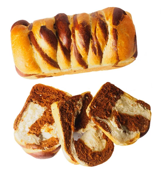 Brood van wit bruin gesneden brood op een tafel. geïsoleerd — Stockfoto