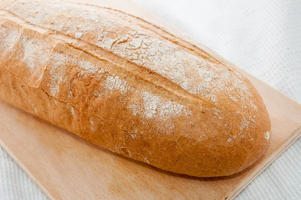 Wit brood op een tafel — Stockfoto