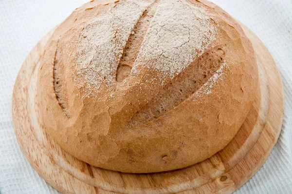 Φρατζόλα άσπρο ψωμί σε έναν πίνακα — Φωτογραφία Αρχείου