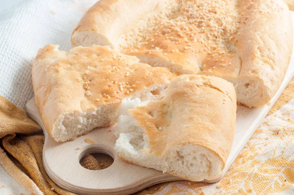 Beyaz ekmek bir tablo — Stok fotoğraf