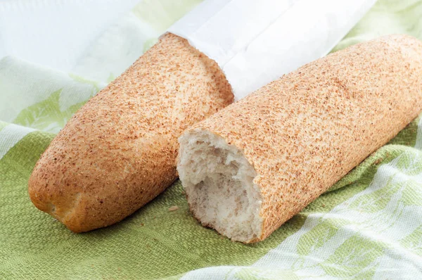Francés blanco largo baguette pan en una mesa — Foto de Stock