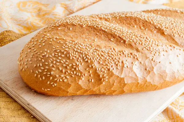 Pão de pão branco em uma mesa — Fotografia de Stock