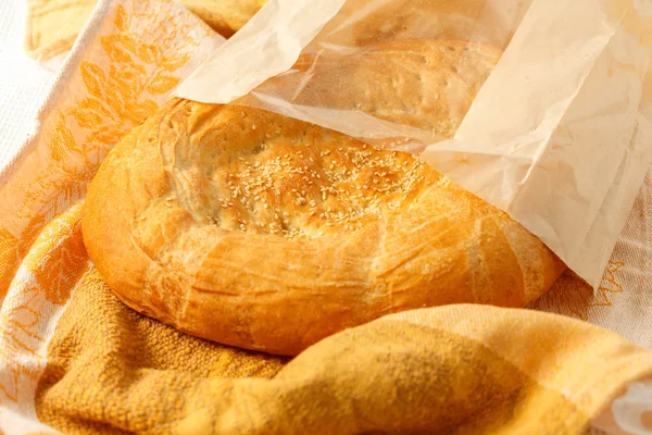 테이블에 흰 빵의 덩어리 — 스톡 사진