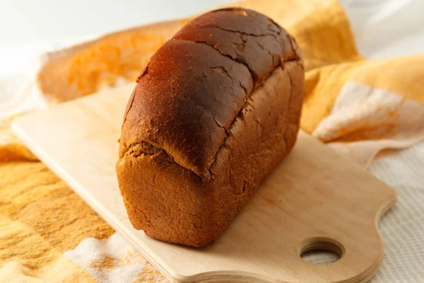 Zwart brood op een tafel — Stockfoto