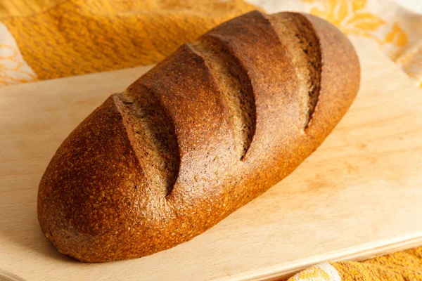 bir tablo üzerinde siyah ekmek