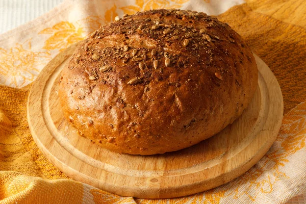 Czarny chleb na stole — Zdjęcie stockowe