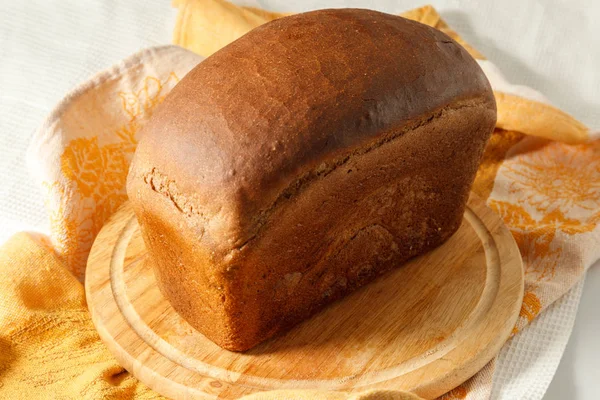 Zwart brood op een tafel — Stockfoto