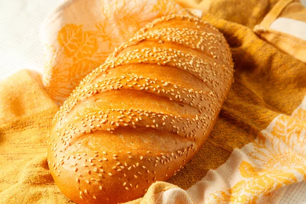 Pão de pão branco em uma mesa — Fotografia de Stock