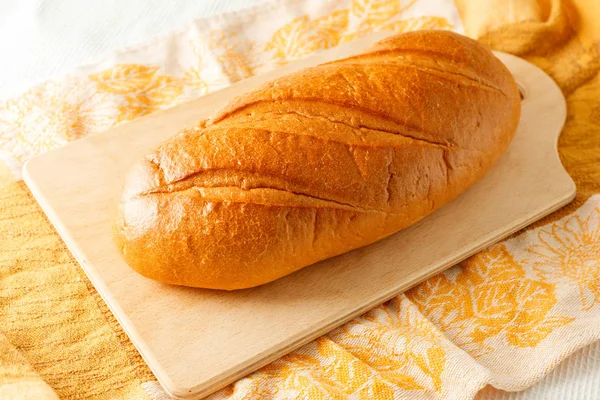 Beyaz ekmek bir tablo — Stok fotoğraf