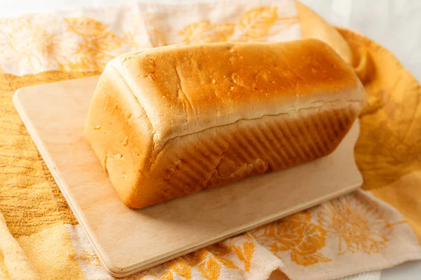 La hogaza del pan blanco sobre la mesa —  Fotos de Stock