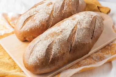 bir tablo üzerinde siyah ekmek