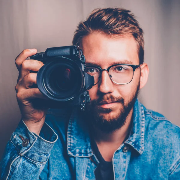 Male photographer with camera in arm — Stock Photo, Image