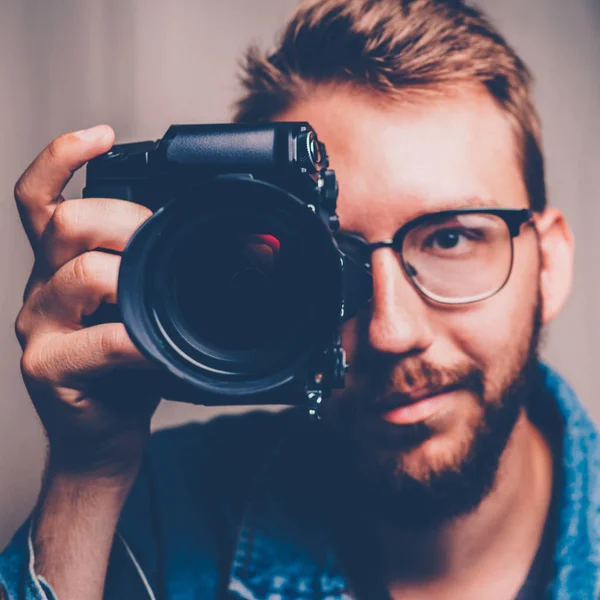 Kol kamera ile erkek fotoğrafçı