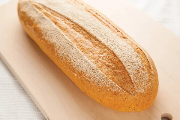 Roti putih di atas meja. — Stok Foto