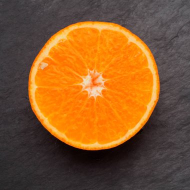 egzotik vitamini turuncu meyve izole siyah arka plan üzerine yuvarlak