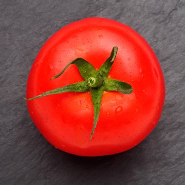 kırmızı yuvarlak domates portre siyah arka plan üzerine izole