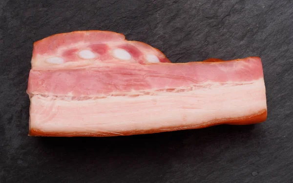 分離の背景にカット豚胸肉のスモーク — ストック写真