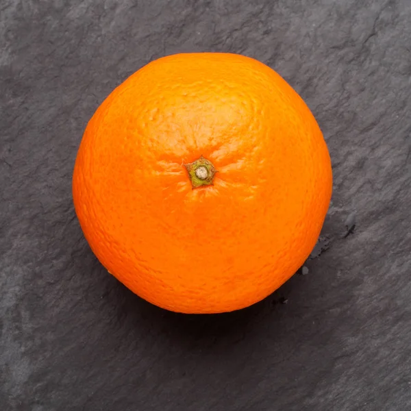 Exotische vitamine oranje vruchten ronde op zwarte geïsoleerde achtergrond — Stockfoto