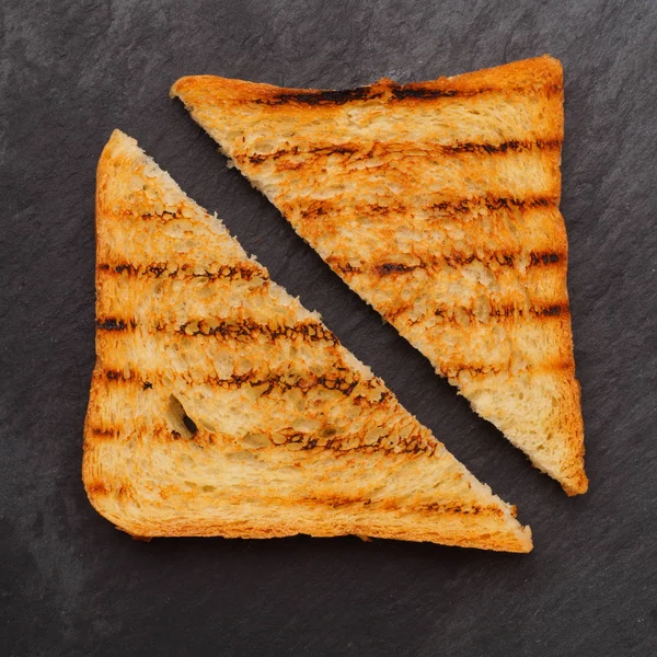 izole kızarmış ekmek parçaları. siyah arka plan üzerine