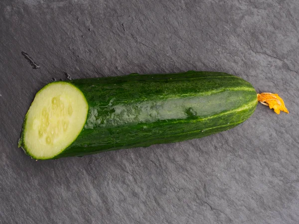Pepino verde cortado en el fondo aislado — Foto de Stock