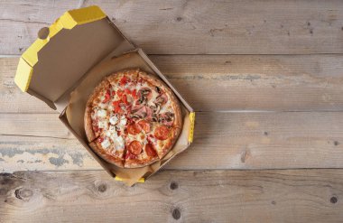 Pizza teslim kutusunda ahşap tablo