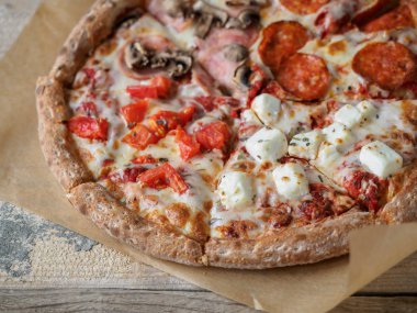 Ev yapımı pizza kağıt üzerinde ahşap masa ayarla