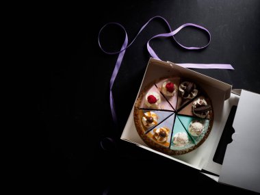 Siyah arka plan üzerine adet kek kümesi