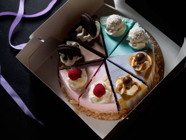 Siyah arka plan üzerine adet kek kümesi