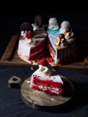 Siyah arka plan üzerine adet kek kümesi