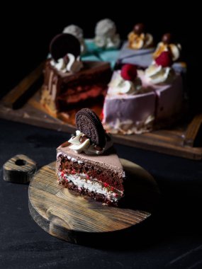 Siyah arka plan üzerine adet kek kümesi