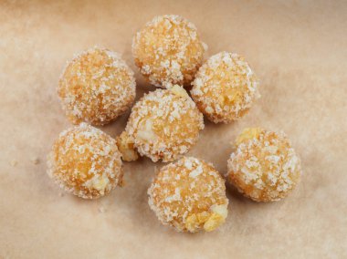 Lezzetli peynir topları pişirme için kağıt üzerinde