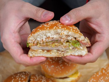 Meet burger adam elinde kesilmiş. Yakın çekim