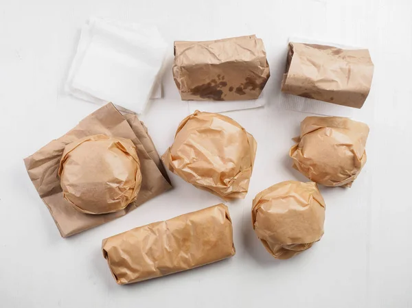 Burger patates kızartması şeritler kağıt paket üzerinde rulo.