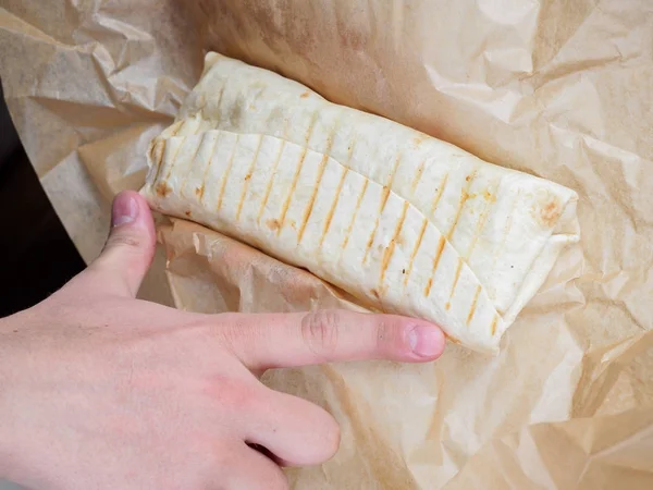 Shawarma roll z kanałkiem do wkładania w ręce na papierze — Zdjęcie stockowe