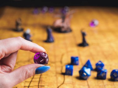Zindan ejderha ile roleplay oyun. Sarı alan zar