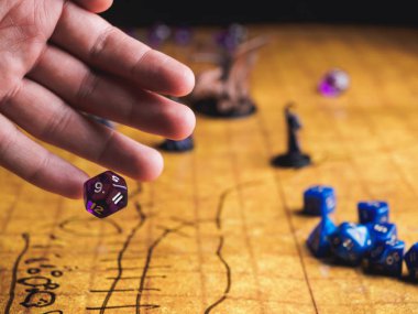 Zindan ejderha ile roleplay oyun. Sarı alan zar