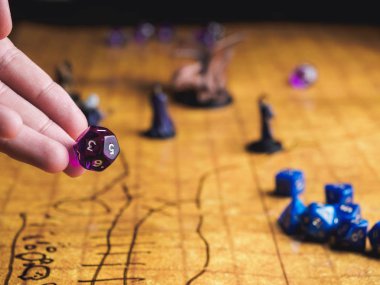 Zindan ejderha ile roleplay oyun. Sarı alan zar