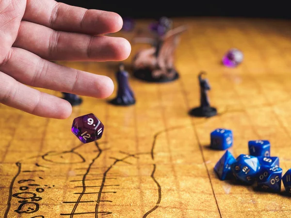Zindan ejderha ile roleplay oyun. Sarı alan zar