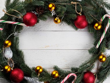 Noel Ladin şube çelenk ahşap tahta üzerinde