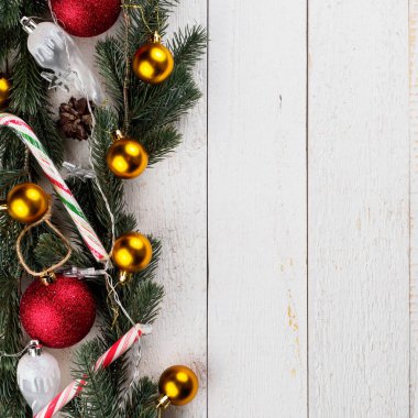 Noel Ladin şube çelenk ahşap tahta üzerinde