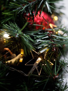 Noel Ladin şube çelenk ahşap tahta üzerinde mum ile