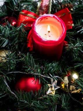 Noel Ladin şube çelenk ahşap tahta üzerinde mum ile