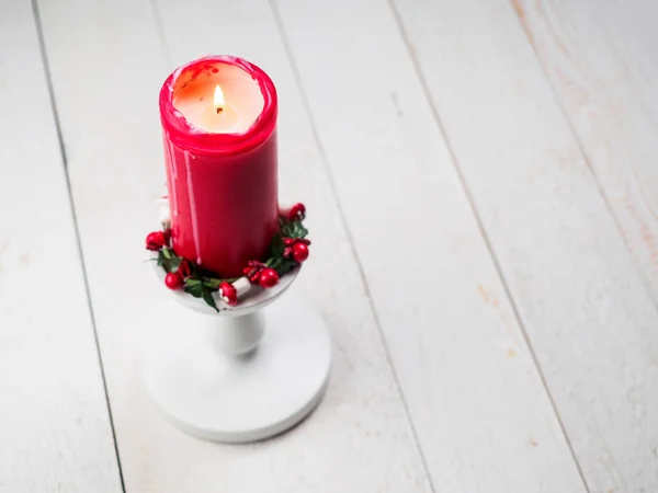 Weihnachtskerze mit Ständer auf dem Holzbrett — Stockfoto