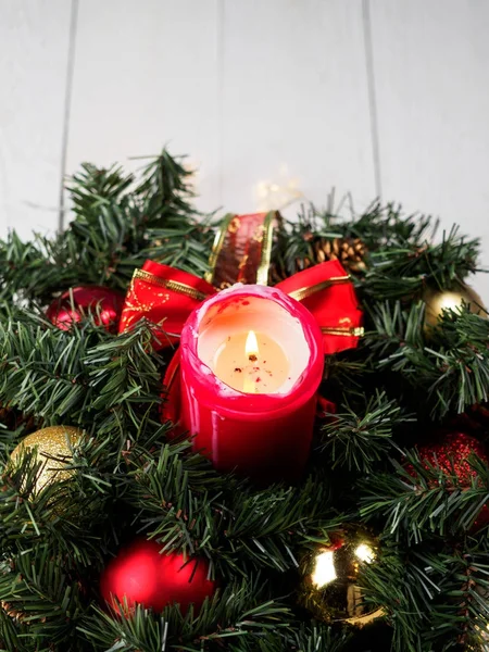 Corona de rama de abeto de Navidad con vela en el tablero de madera — Foto de Stock