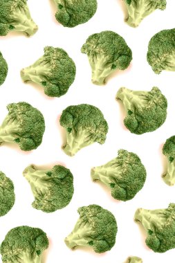 İzole beyaz zemin üzerine yeşil brokoli desen