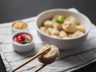 Siyah arka plan üzerine ahşap masa plaka üzerinde köfte