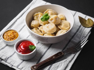 Siyah arka plan üzerine ahşap masa plaka üzerinde köfte