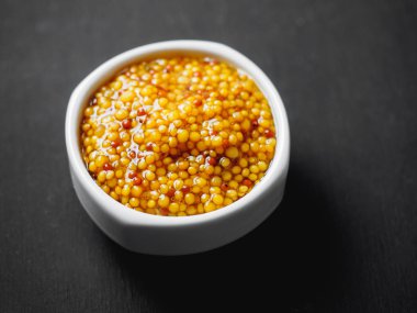 Tahıl hardal sos tekne siyah arka plan