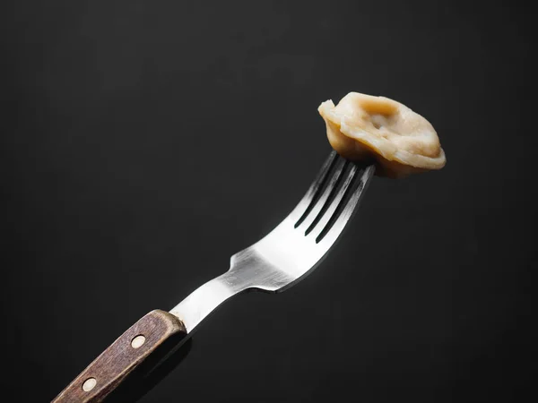 Bolinho com creme azedo em garfo de madeira. fundo preto — Fotografia de Stock