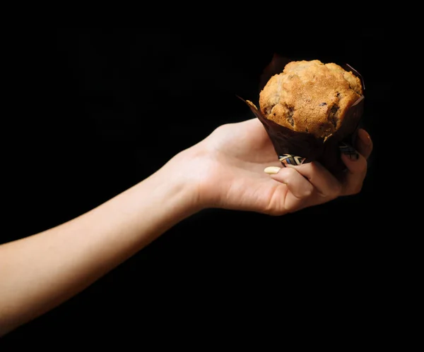 Κλασικό muffin κορίτσι αφ. μαύρο φόντο απομονωμένες — Φωτογραφία Αρχείου